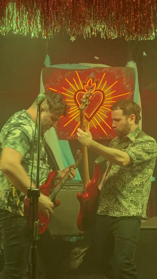Los Mostri en vivo, bajistas en el escenario