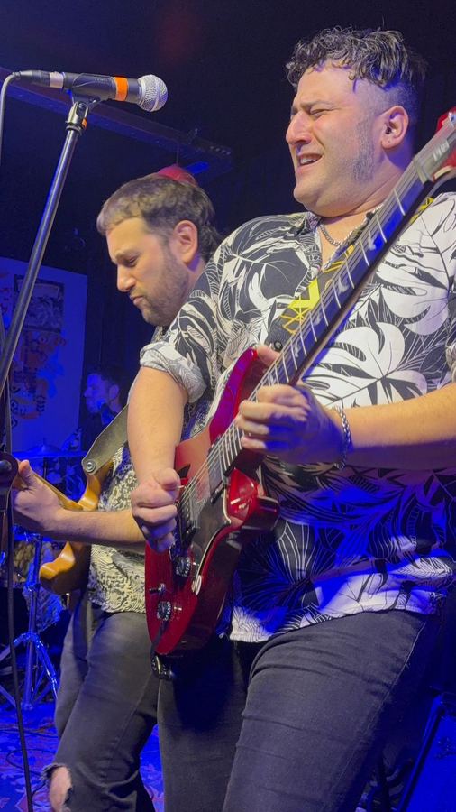 Los Mostri, guitarristas en primer plano